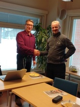 Hallituksen kokouksen lomassa onnittelimme Keijo Saartoa merkkipäivän johdosta. Kuvassa Juha Pajunen onnittelee Keijoa.